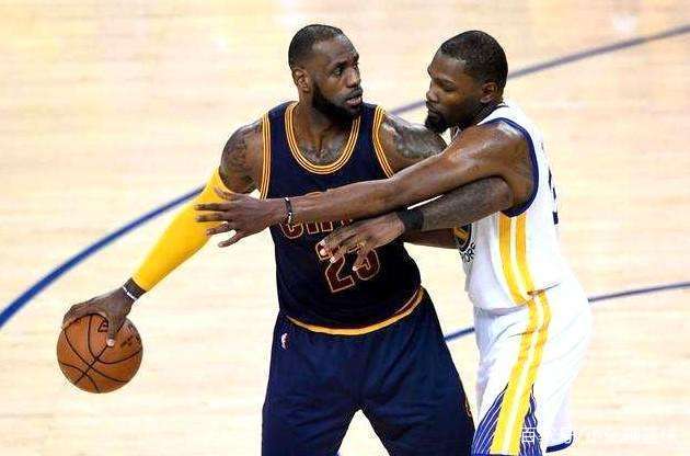 外媒：下赛季欧冠联赛阶段用球将采用白+薄荷绿+紫创新配色（外媒：欧冠下赛季比赛用球将启用白、薄荷绿与紫的全新配色）