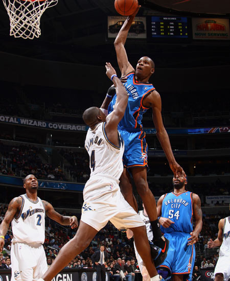 足坛一夜动态：曼城豪取19连胜，巴萨逆转马竞，纽卡热刺互相伤害（今晨足坛速递：曼城19连胜再刷纪录，巴萨逆转马竞，纽卡与热刺两败俱伤）