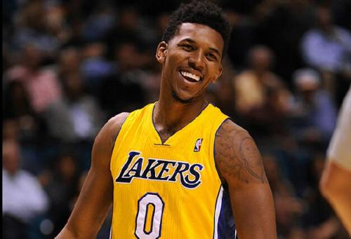 美国演员约翰尼-德普现场观看博卡比赛，并与里克尔梅合影（美国影星约翰尼·德普现身博卡比赛，与里克尔梅合影）