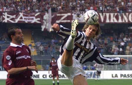 记者提问美国缺乏固定球员，波切蒂诺：谁是固定球员？哪位（记者称美国队缺少固定主力，波切蒂诺反问：谁才算固定球员？）