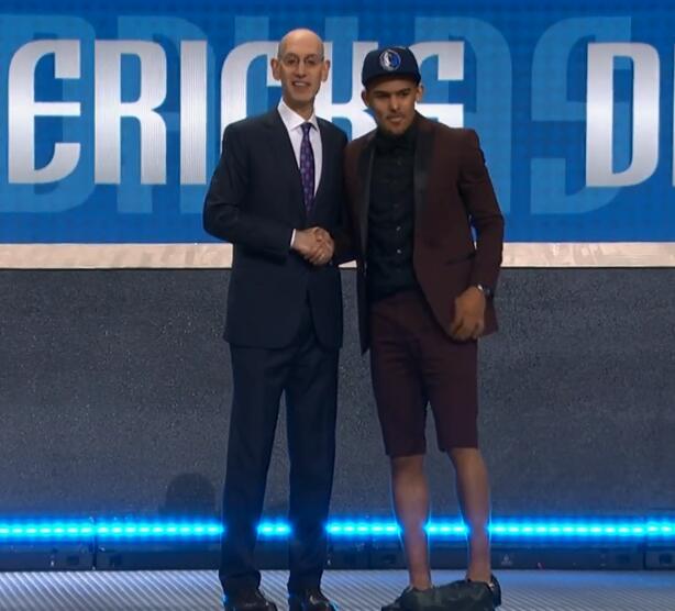 拜仁快速传球移动致对手防线瓦解（拜仁快速传切与穿插跑动令对手防线崩塌）