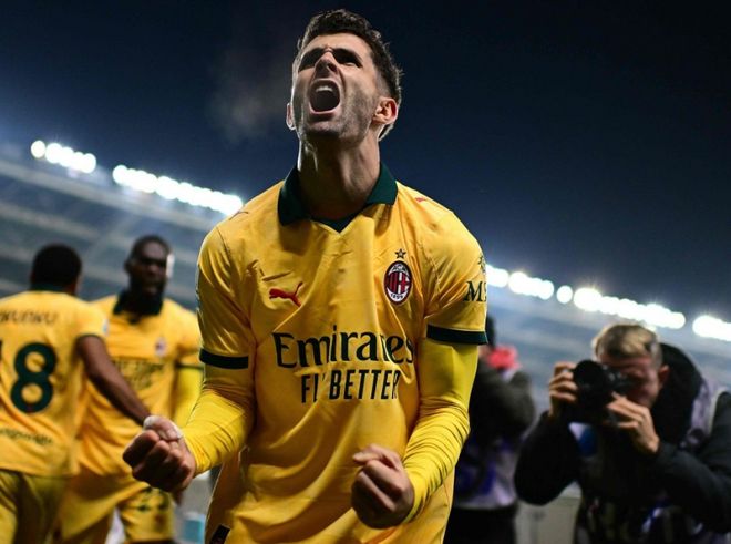 调皮二娃上线，穆勒庆祝夺冠时和25号队友高尔德顶牛假装受伤（穆勒夺冠庆祝与25号高尔德顶牛嬉闹，二娃调皮上演装伤）