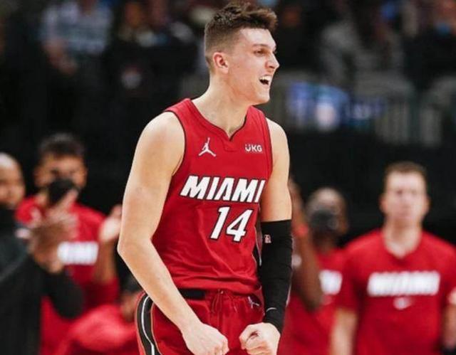 英超半场：阿德利、亚当斯破门，伯恩茅斯暂2-1桑德兰（英超半场战报：阿德利、亚当斯建功，伯恩茅斯暂以2-1领先桑德兰）