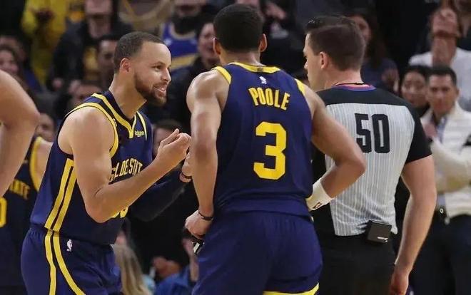 热议汪士钦红牌：对方踢人很隐蔽；染红动作太业余，狂性大发（汪士钦红牌引热议：对手隐蔽踢人遭质疑，染红举动显业余且情绪失控）