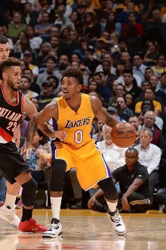 哈里森·巴恩斯成马刺队史最老30+5+5且命中5三分球员（哈里森·巴恩斯成为马刺史上最年长拿下30+5+5且命中5记三分的球员）