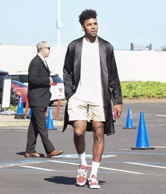 海斯：我感觉这支球队有很多的兄弟情谊，所有人都想保护彼此（海斯：球队充满兄弟情，人人都想互相守护）