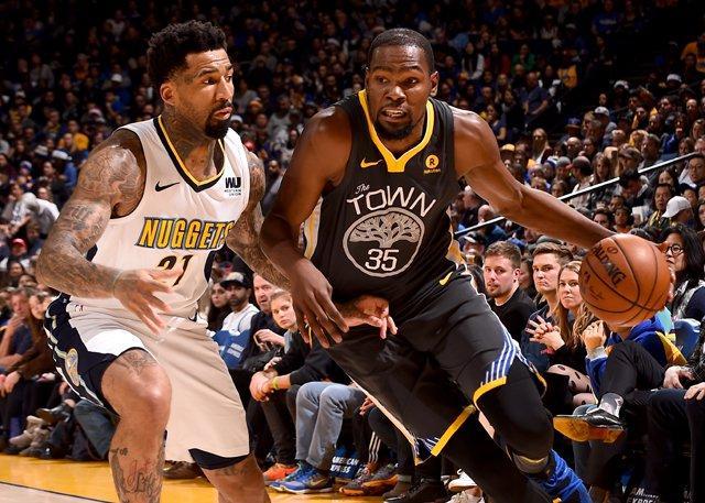 欧联比赛中一球员嘲讽对手鼻子形状，多名队友上前打抱不平（欧联赛场突发口角 球员讥讽对手鼻型 多名队友上前力挺）