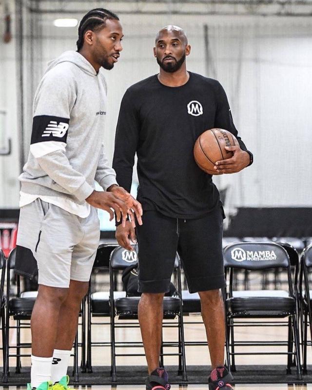 记者：埃里克佩戴面具训练，霍安将在国际比赛日后回归（记者称埃里克戴面罩参加训练，霍安预计在国际比赛日后复出）