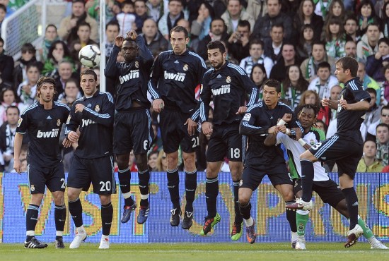 法尔克：拜仁重视巴黎对于帕的兴趣，将为他提供涨薪续约合同（法尔克：拜仁已关注巴黎对帕的追逐，计划以加薪续约留人）