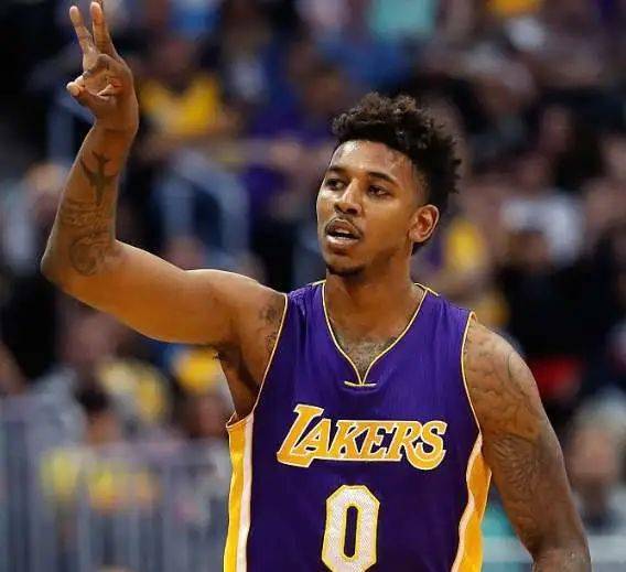 C罗一家海边度假，乔治娜晒比基尼展示性感身材（C罗携家人海边度假，乔治娜比基尼亮相秀火辣曲线）